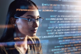 Desenvolvedora Vue.js analisando código HTML em overlay holográfico, representando o trabalho de programação em projetos de desenvolvimento de software