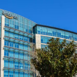 Prédio de vidro da Amazon, uma das maiores empresas de tecnologia do mundo, com o logotipo na fachada