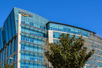 Prédio de vidro da Amazon, uma das maiores empresas de tecnologia do mundo, com o logotipo na fachada