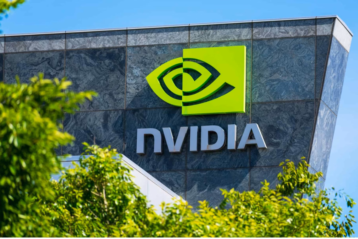 Fachada da sede da Nvidia com o logotipo verde, empresa de tecnologia mais valiosa do mundo em 2026