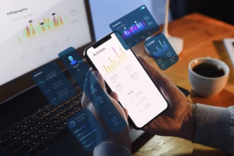 Mão segurando um smartphone com gráfico de linha na tela, cercado por painéis de interface translúcidos (calendário, tela de login, portfólio e assinatura) em tons de azul e rosa, com notebook e caderno desfocados ao fundo.