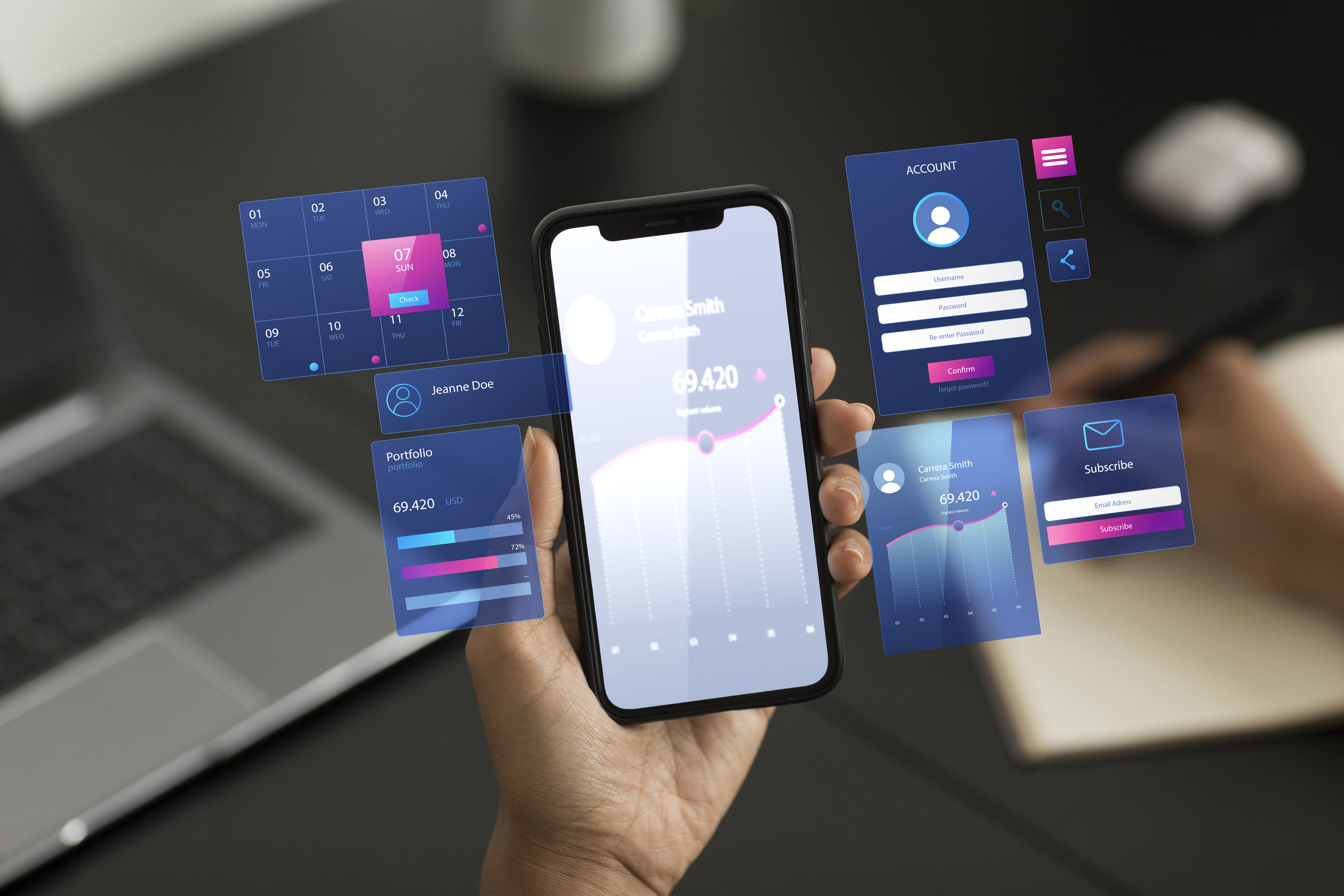 Mão segurando um smartphone com gráfico de linha na tela, cercado por painéis de interface translúcidos (calendário, tela de login, portfólio e assinatura) em tons de azul e rosa, com notebook e caderno desfocados ao fundo.